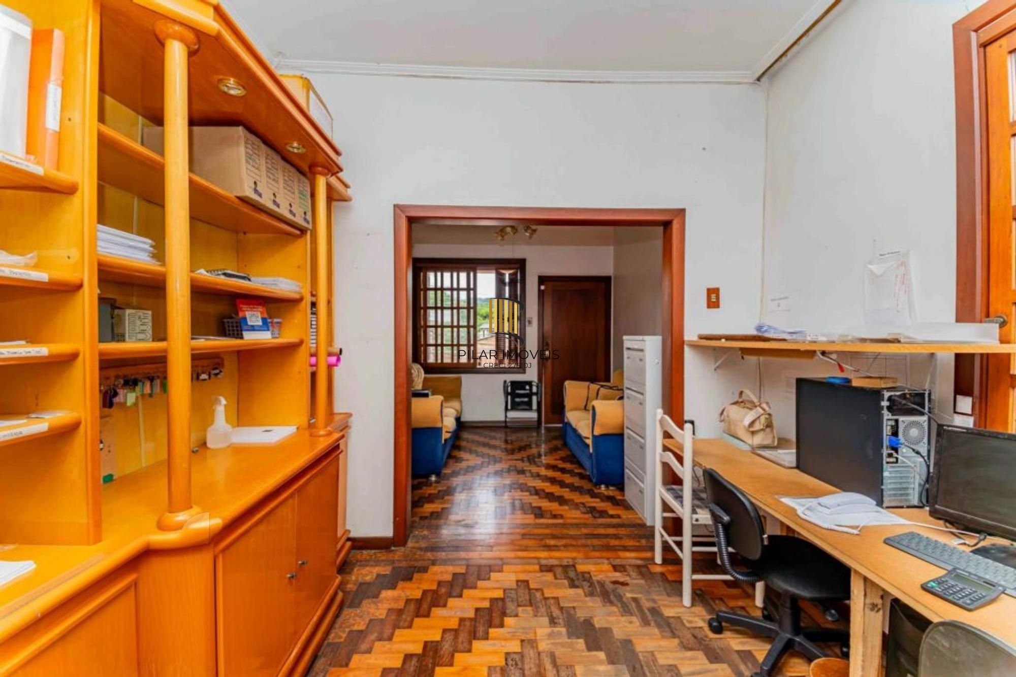 Casa de 3 quartos, churrasqueira, terraço, 2 vagas no bairro Glória.