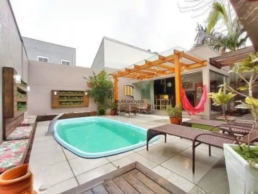 Casa 3 dormitórios no bairro Mário Quintana