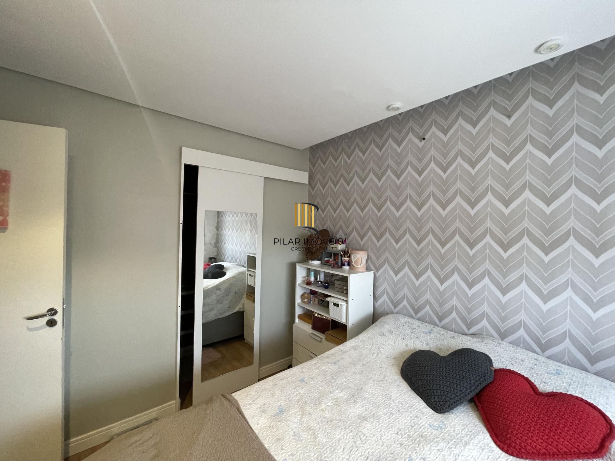 Apartamento mobiliado com 2 dormitórios e 1 vaga de garagem na Rua Sadi Castro.