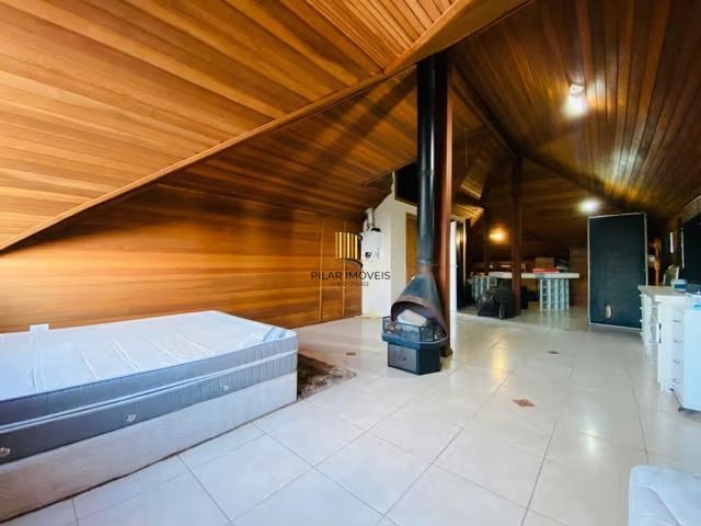 Casa de 3 dormitórios, elevador e 3 vagas de garagem em Canoas.