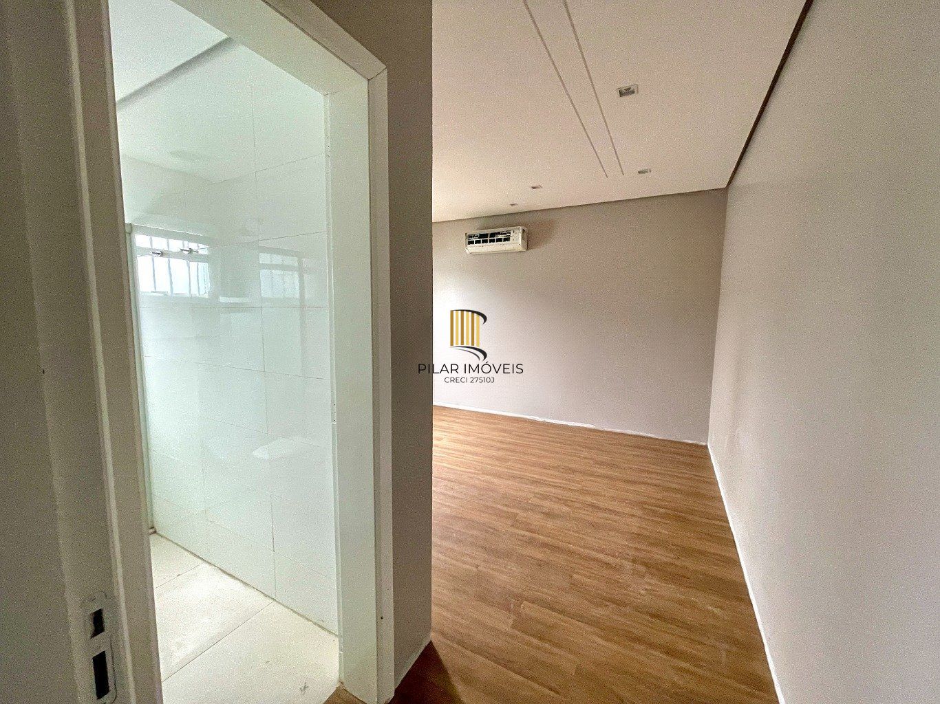 Casa  de 4 Dormitórios e 3 vagas de garagem em Canoas.