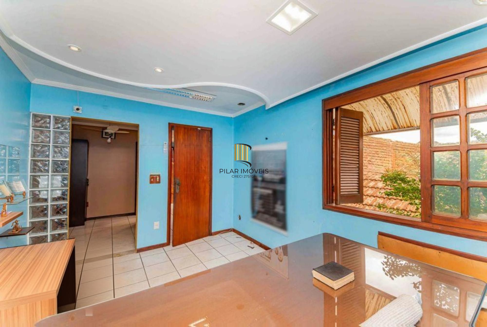 Casa de 3 quartos, churrasqueira, terraço, 2 vagas no bairro Glória.