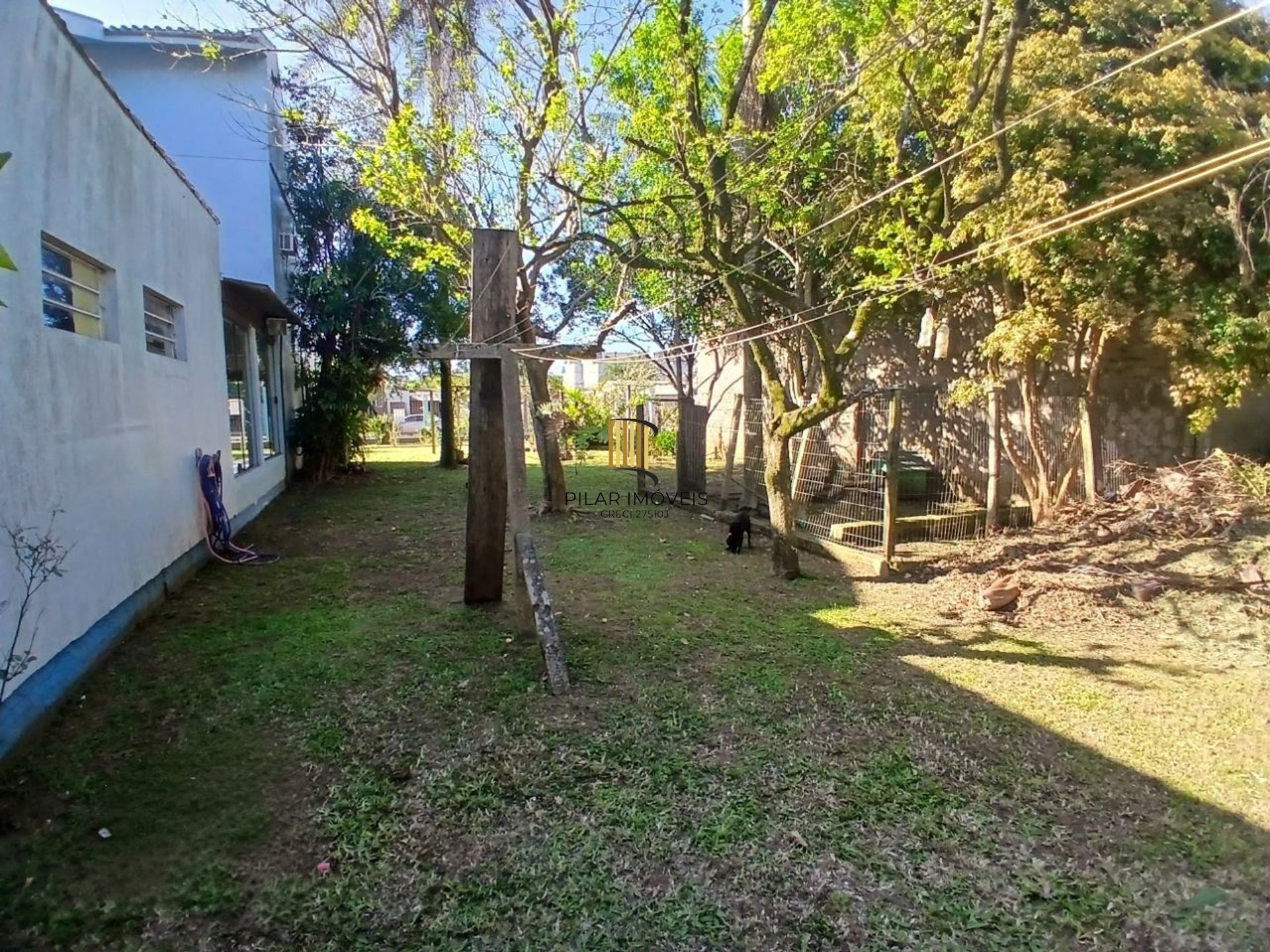 Casa com 3 dormitótrios, piscina e 2 vagas de garagem em Canoas.