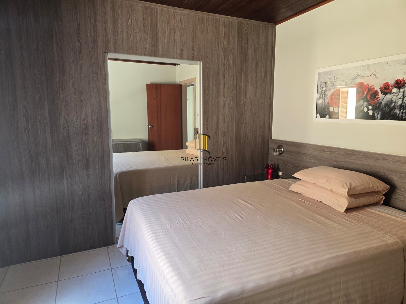 Casa térrea,3 dormitórios e 4 vagas cobertos no Sarandi.