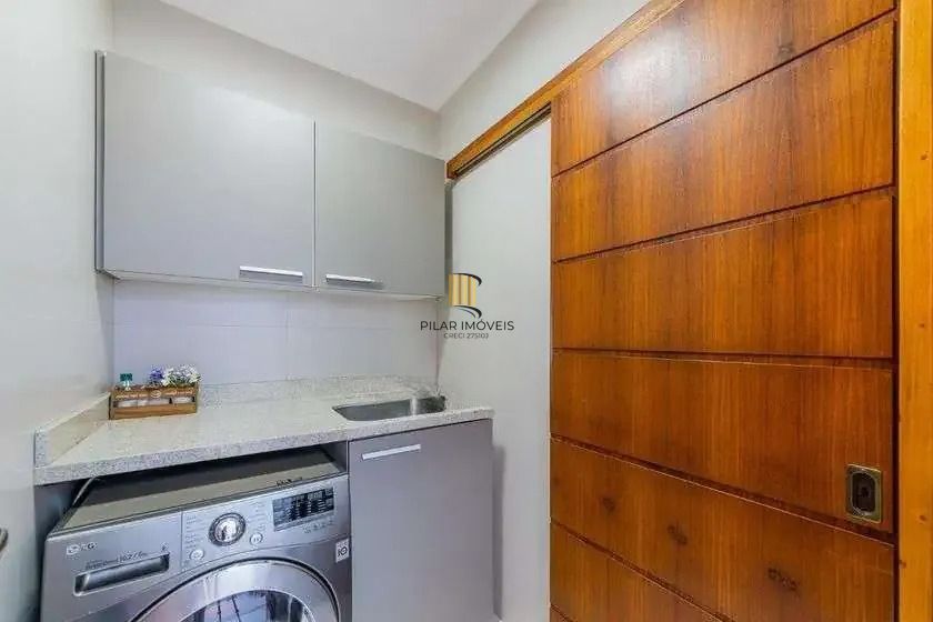 Casa em condominio, 3 domitórios, 1 suíte, lareira, churrasqueira e 2 vagas.