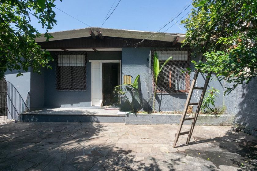 Casa com 3 dormitórios e 2 vagas no Bairro Parque dos Maias