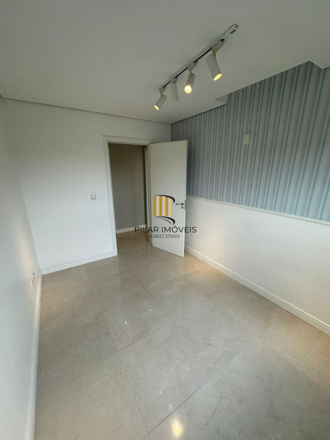 Apartamento com 2 dormitorios, com elevador e 1 vaga de garagem em Canoas.