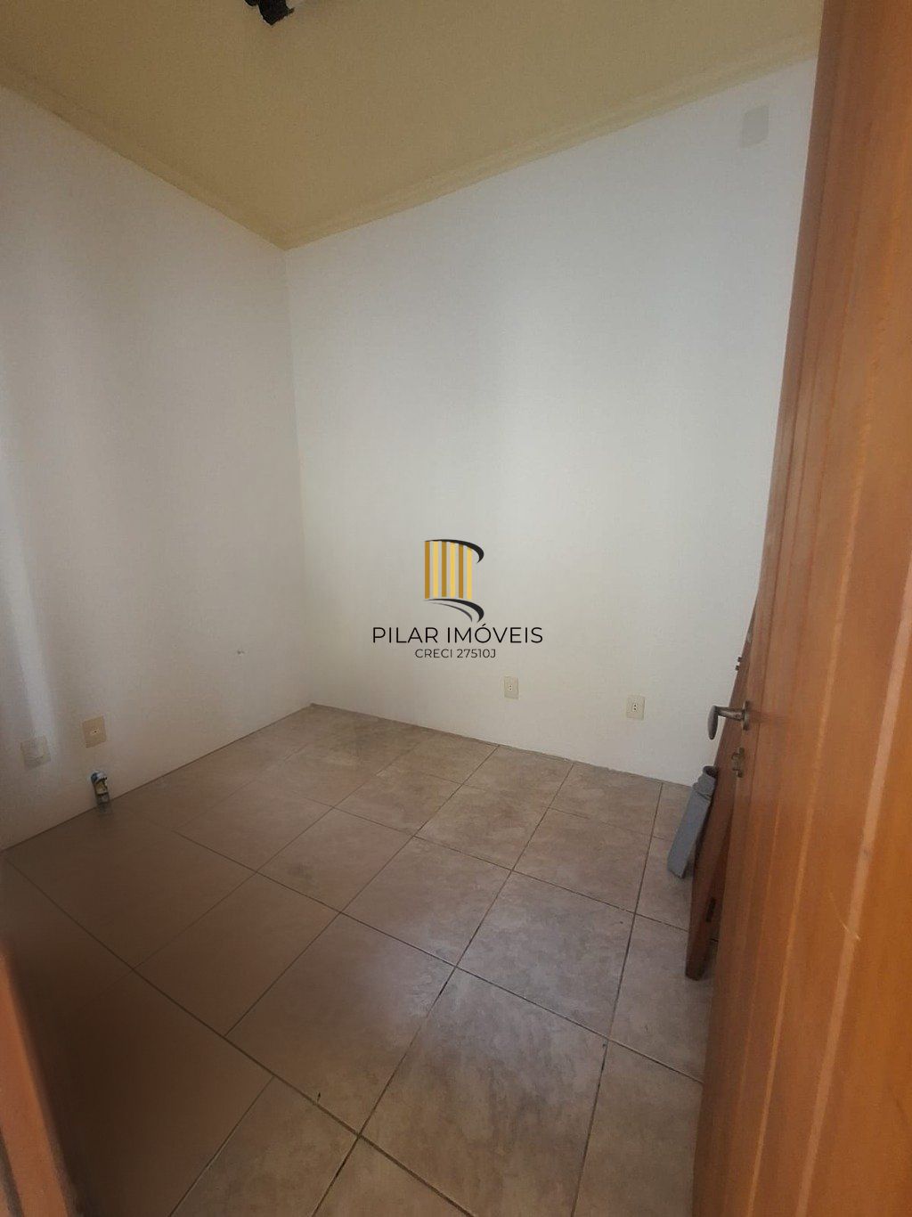 Casa 5 dormitórios, 1 suíte,  piscina e 2 vaga de garagem em Canoas.