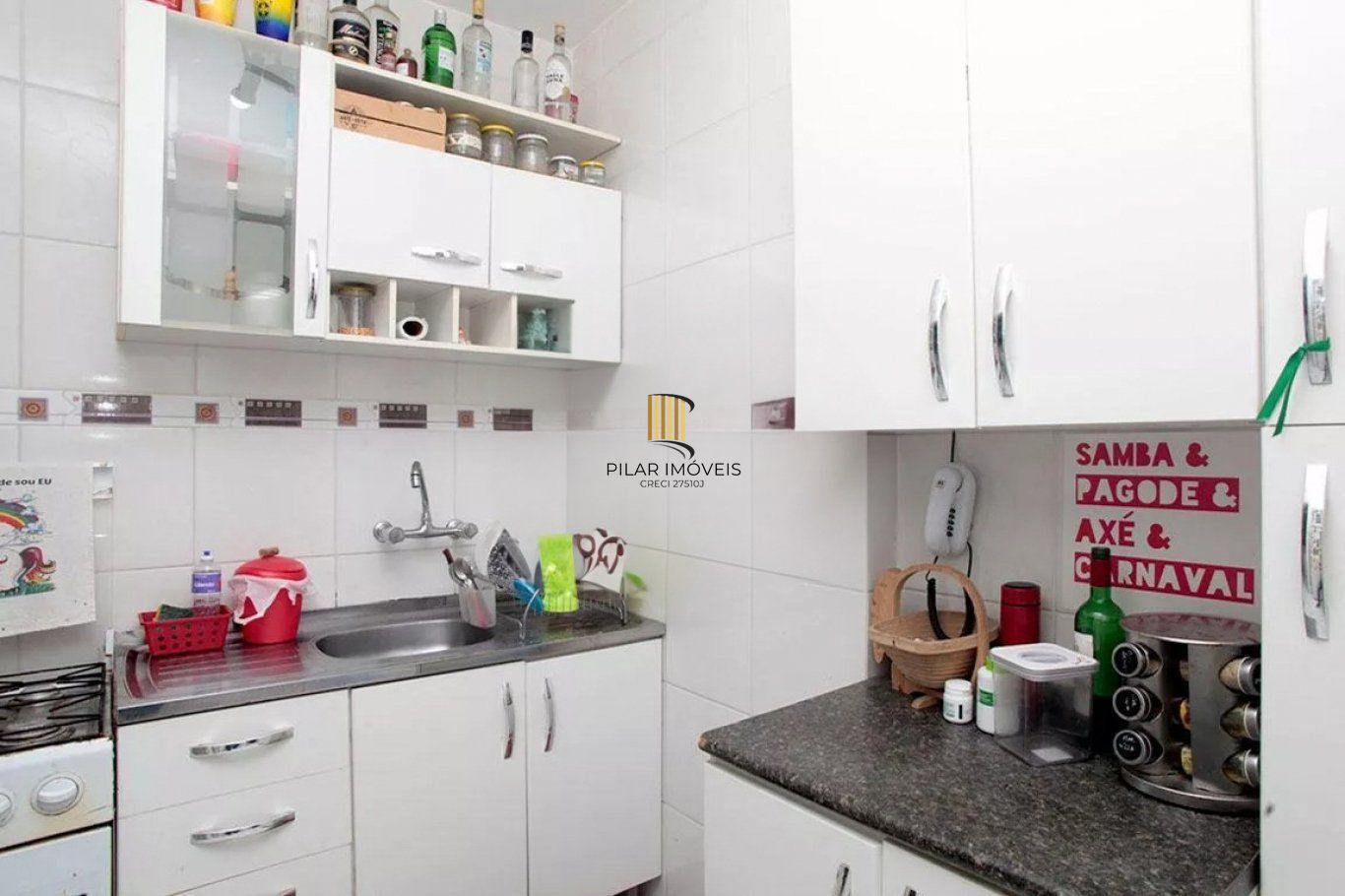 Apartamento semi mobiliado com 2 dormitórios na Sofia Veloso.