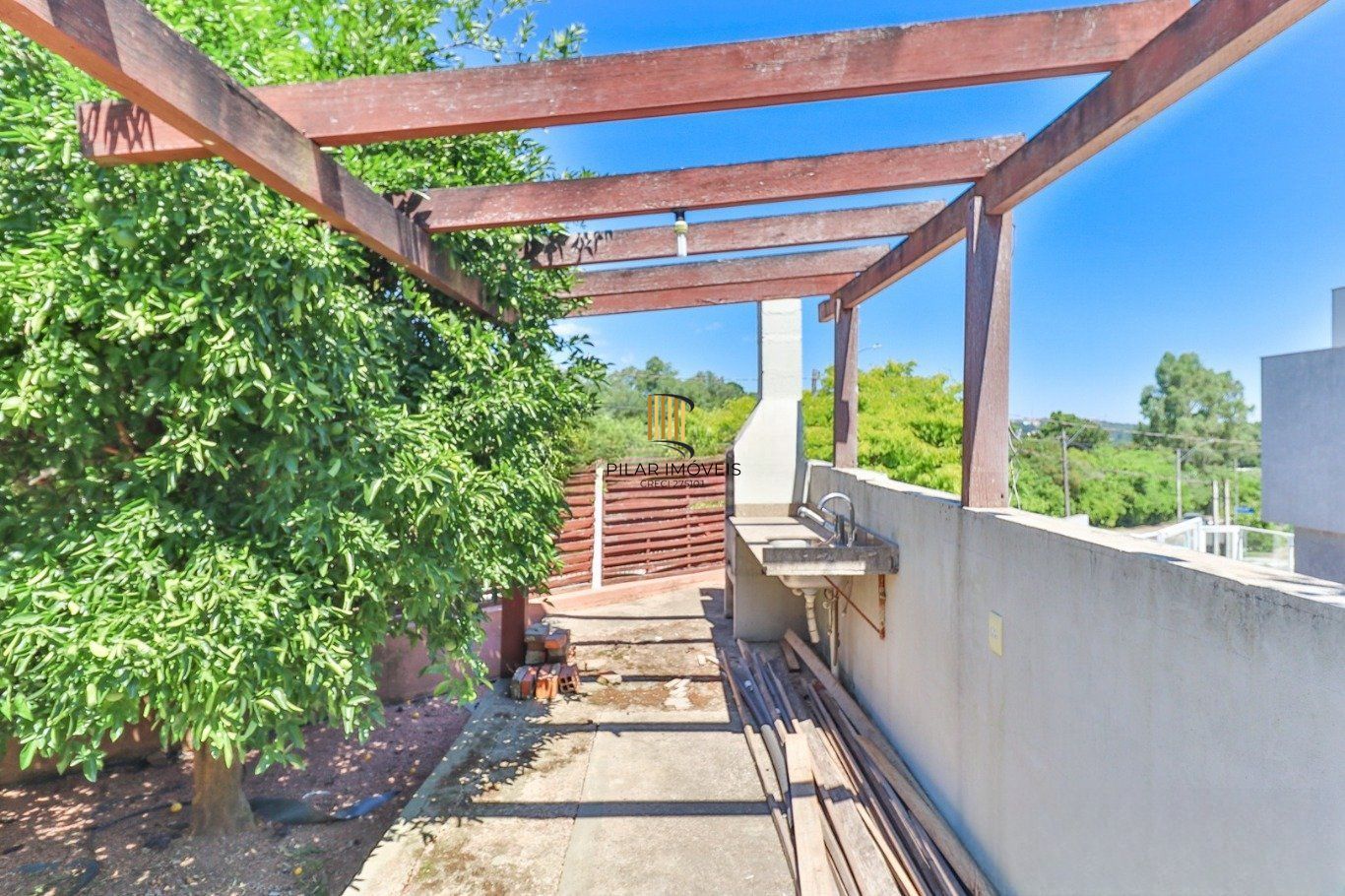 Casa em Condomínio com 3 Dormitórios e Energia Solar na Lomba do Pinheiro