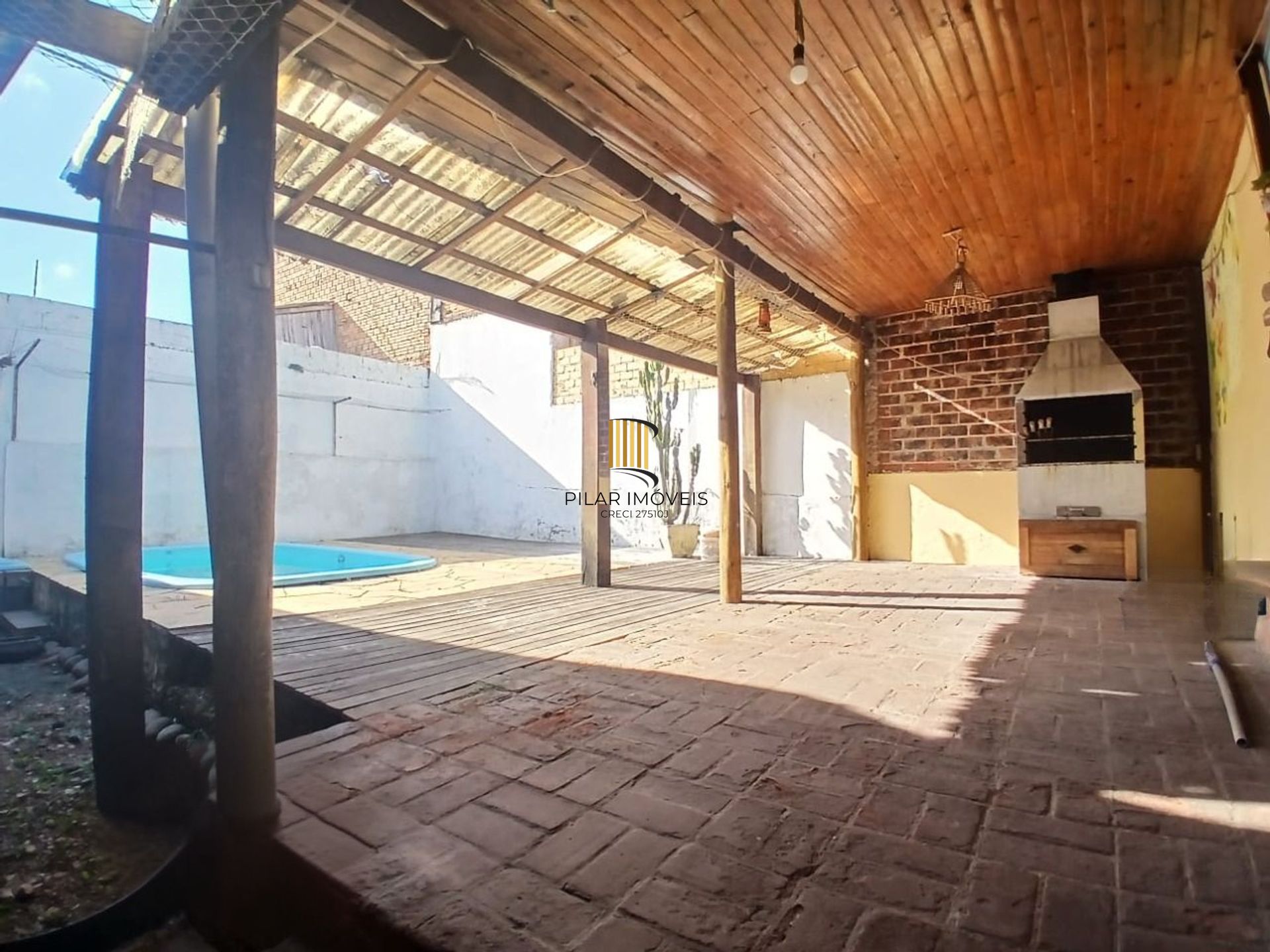 Casa de 3 dormitórios, piscina e 4 vagas de garagem em Canoas.