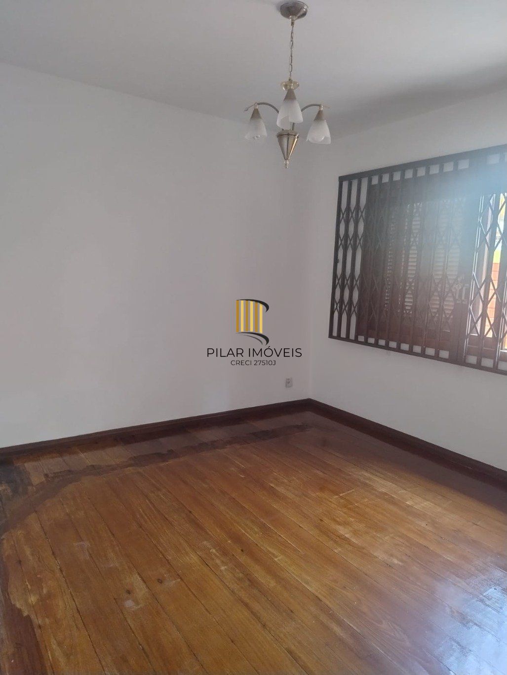 Casa 3 quartos, 4 vagas e churrasqueira no bairro Jardim São Pedro.