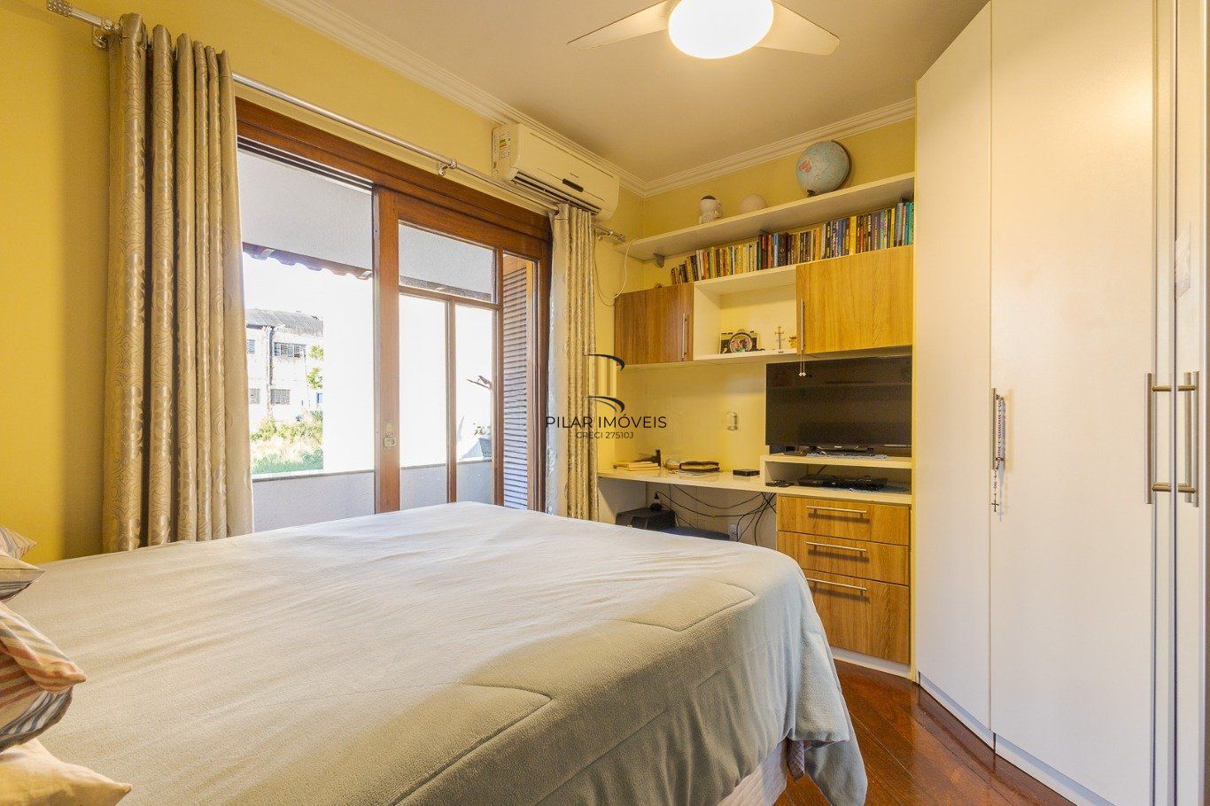 Casa de 297m² no centro de canoas, com 3 quartos, 1 suíte e 3 vagas de garagem.