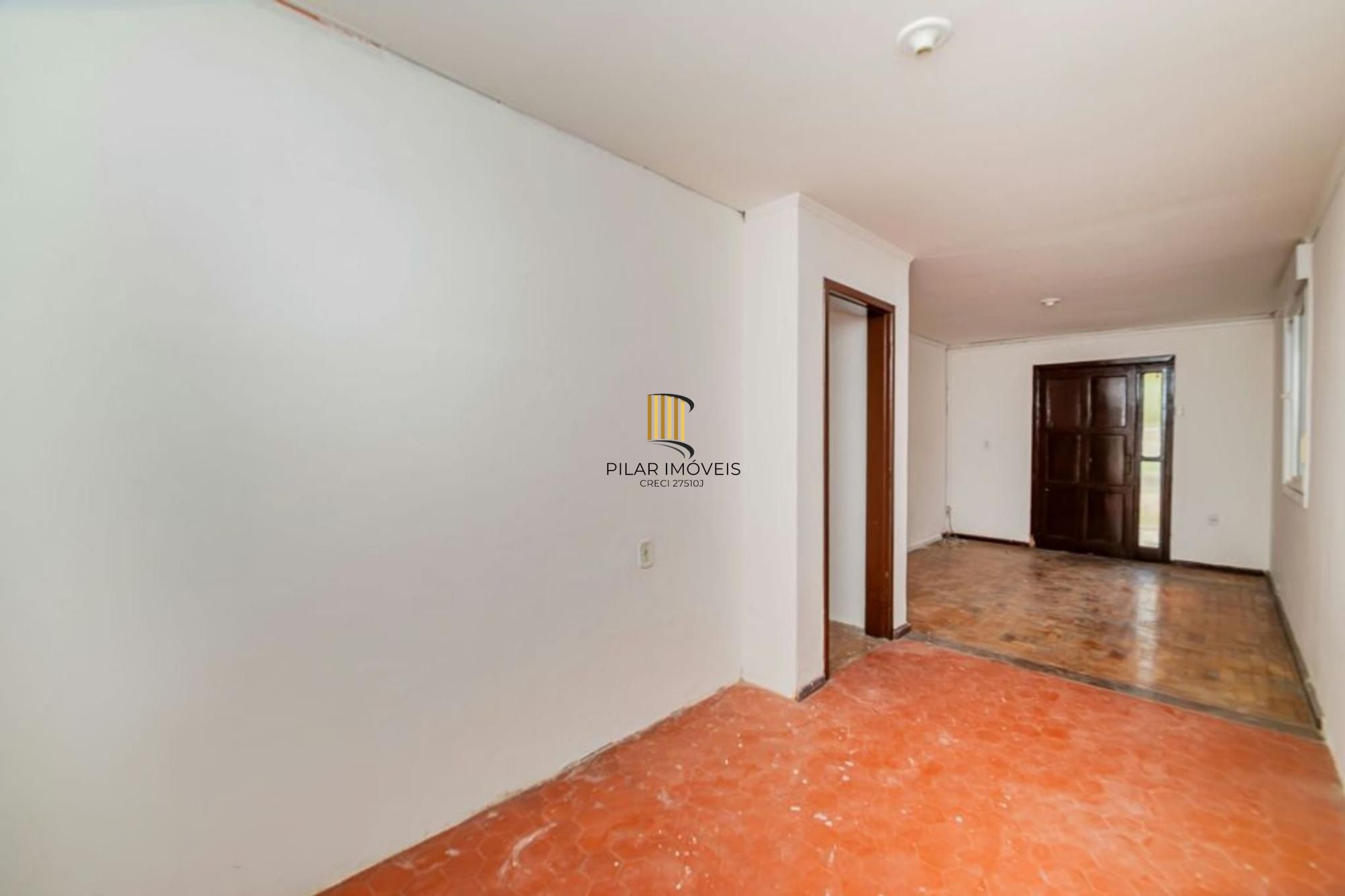 Casa de 2 dormitórios, churrasqueira, pátio, 4 vagas no bairro Ipanema