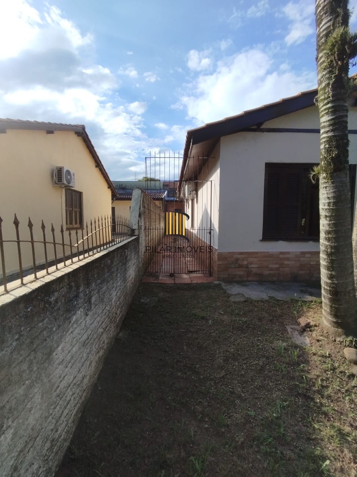 Casa de 4 dormitórios e 2 vagas de garagem em Canoas.