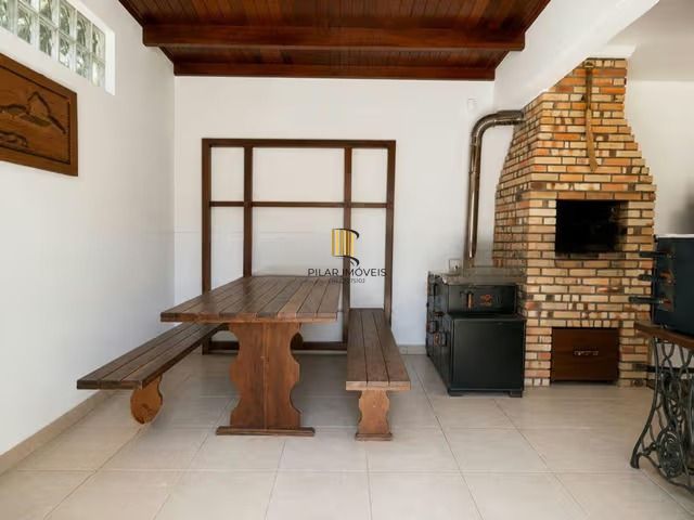 Casa de 3 dormitórios, piscina e 4 vagas de garagem em Canoas.