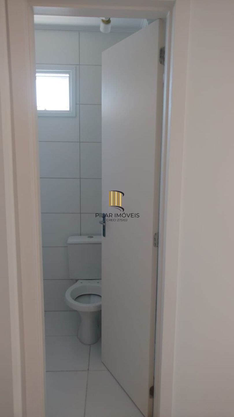 Apartamento de 2 dormitórios, elevador e 1 vaga de garagem.