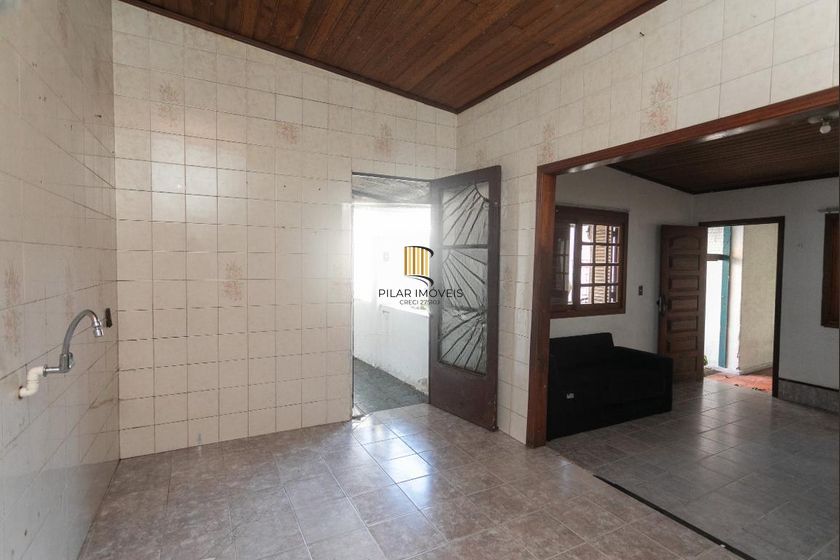 Casa com 3 dormitórios e 2 vagas no Bairro Parque dos Maias