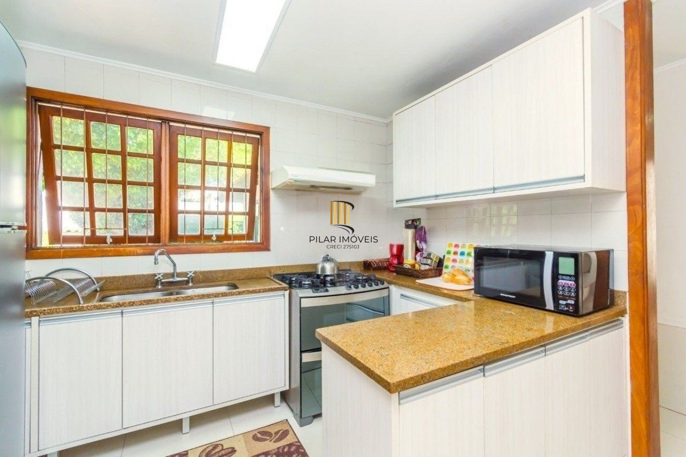 Casa com 4 dormitórios, 1 suíte, 4 vagas, piscina no bairro Três Figueiras.