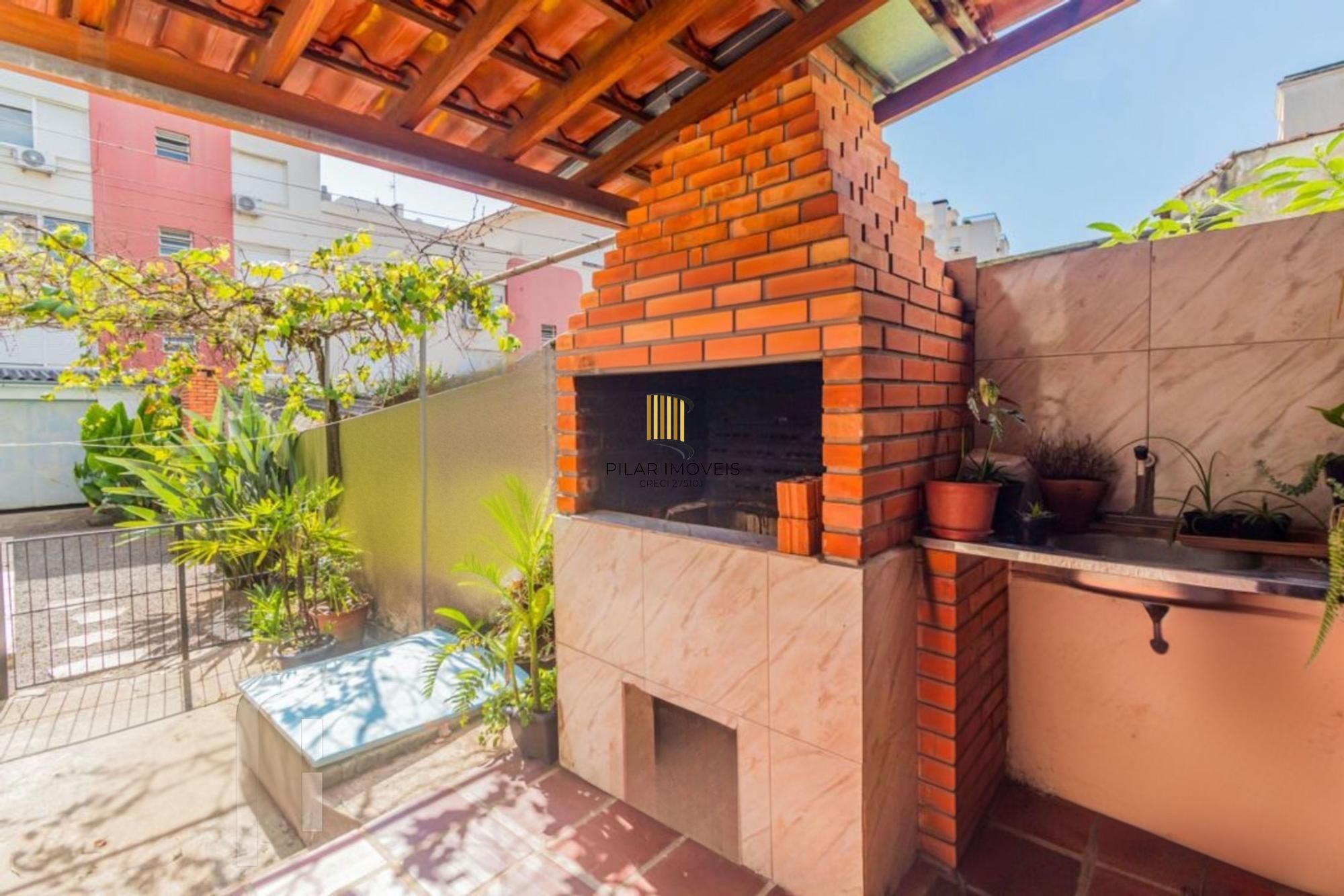 Casa com 255 metros privativos e pátio com piscina no Bairro Higienópolis