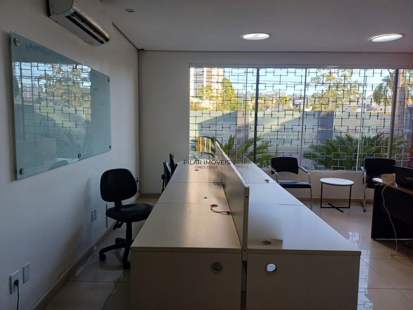 Casa com 3 quartos, 3 banheiros, 300m² e 8 vagas no Menino Deus.