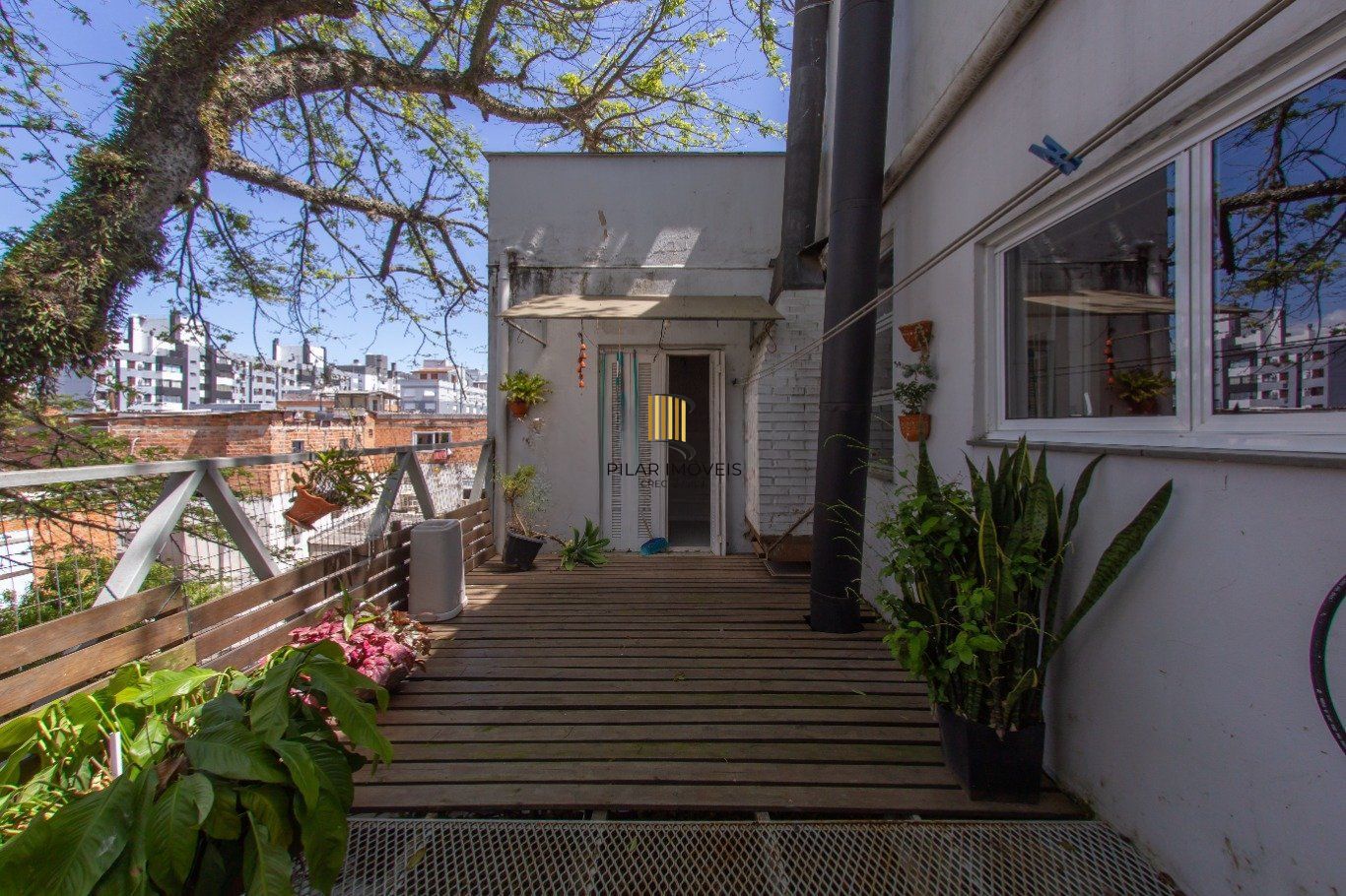 Apartamento garden, 3 dormitórios, 2 suítes, e 131m² privativos no Menino Deus.