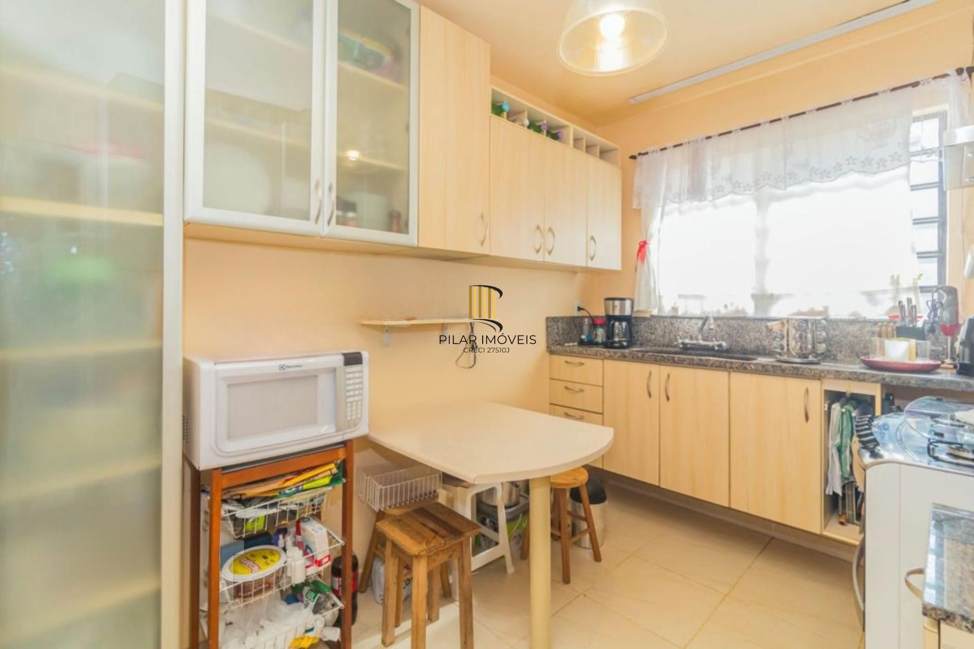 Casa com 255 metros privativos e pátio com piscina no Bairro Higienópolis