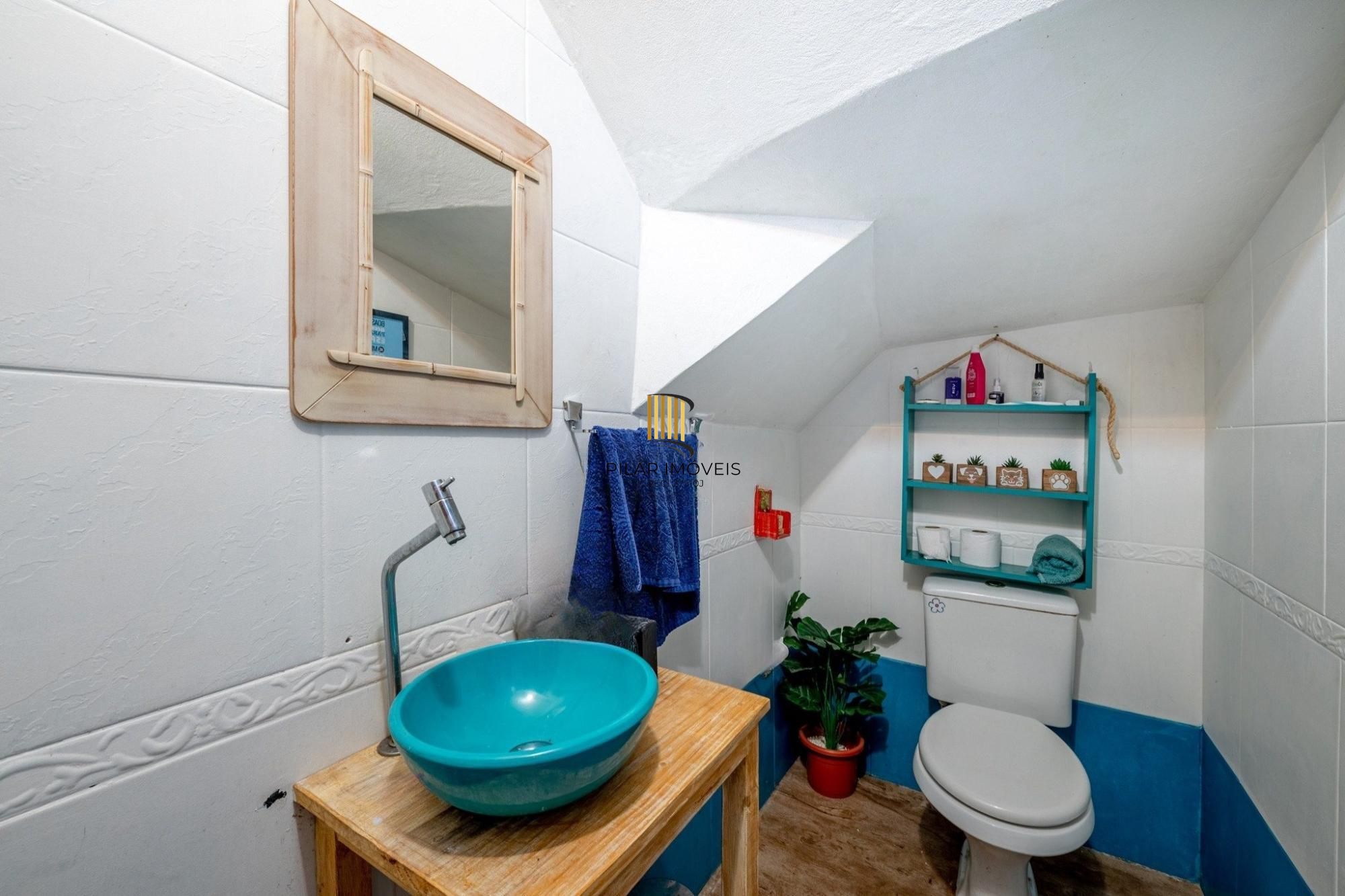 Casa com 2 quartos, 1 suíte, 2 vagas na Hípica.