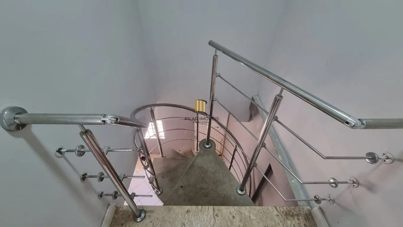 Casa de 2 dormitórios e 6 vagas de garagem em Canoas.