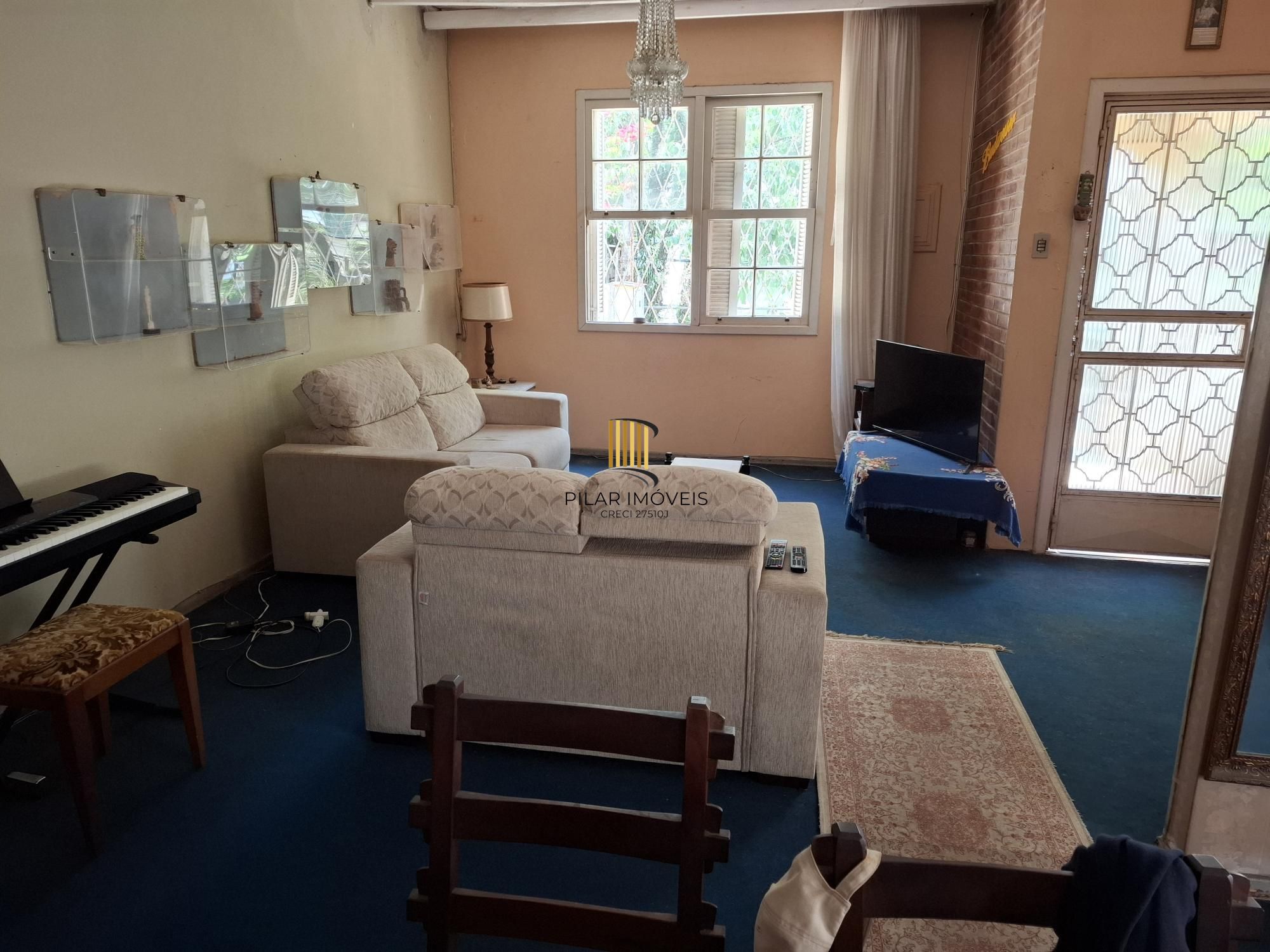 Casa no Bairro Petrópolis, à 800 metros da Encol, com pátio e piscina.