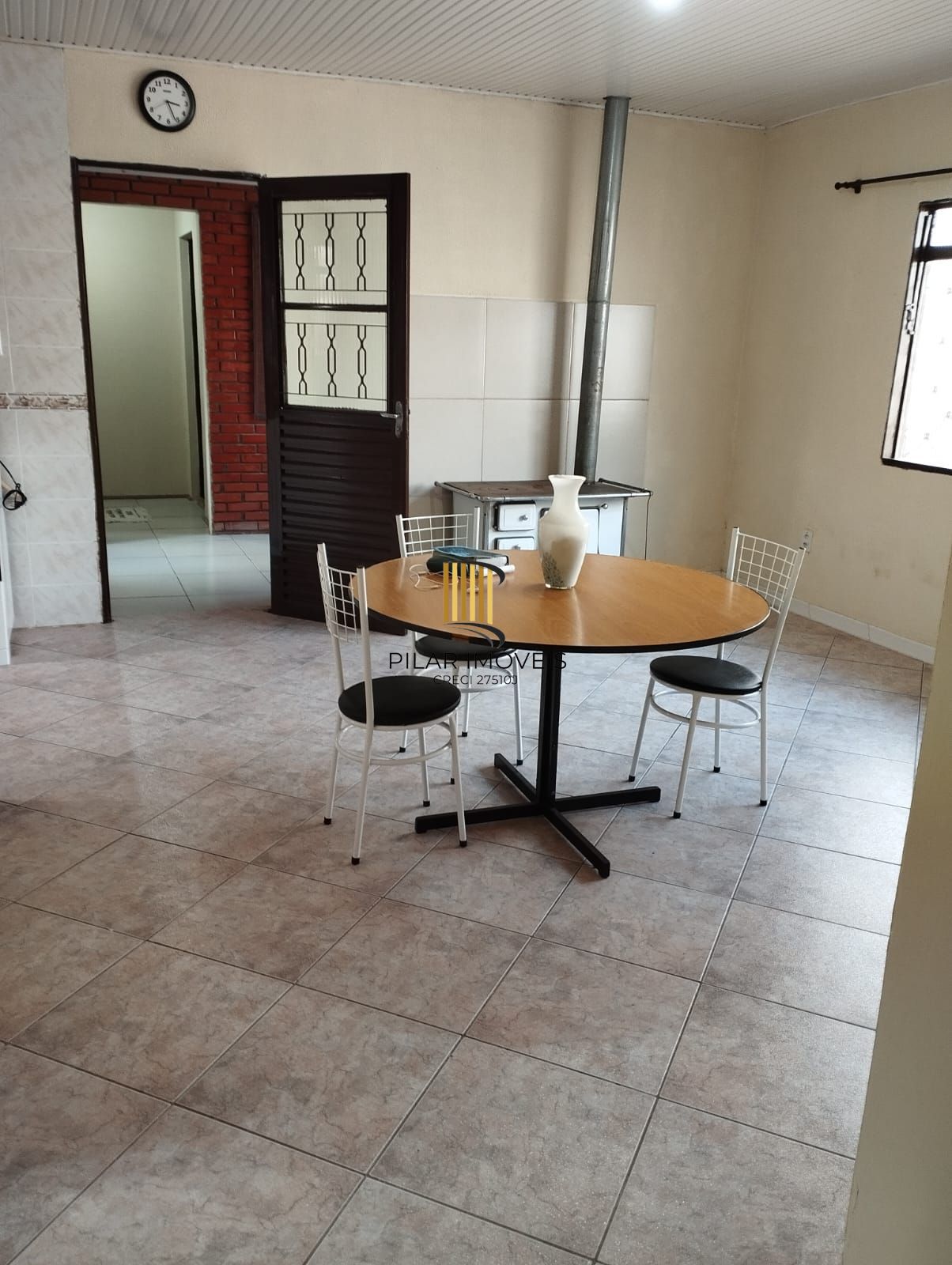 Casa de 4 dormitórios e 2 vagas de garagem em Canoas.