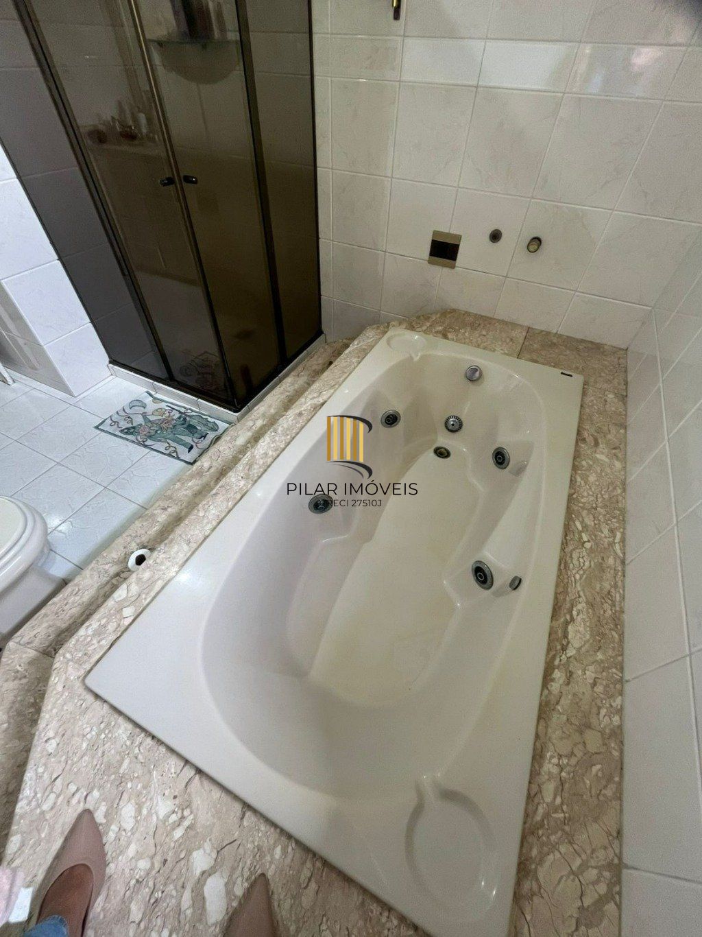 Casa de 3 dormitórios e 4 vagas de garagem em Cachoeirinha.