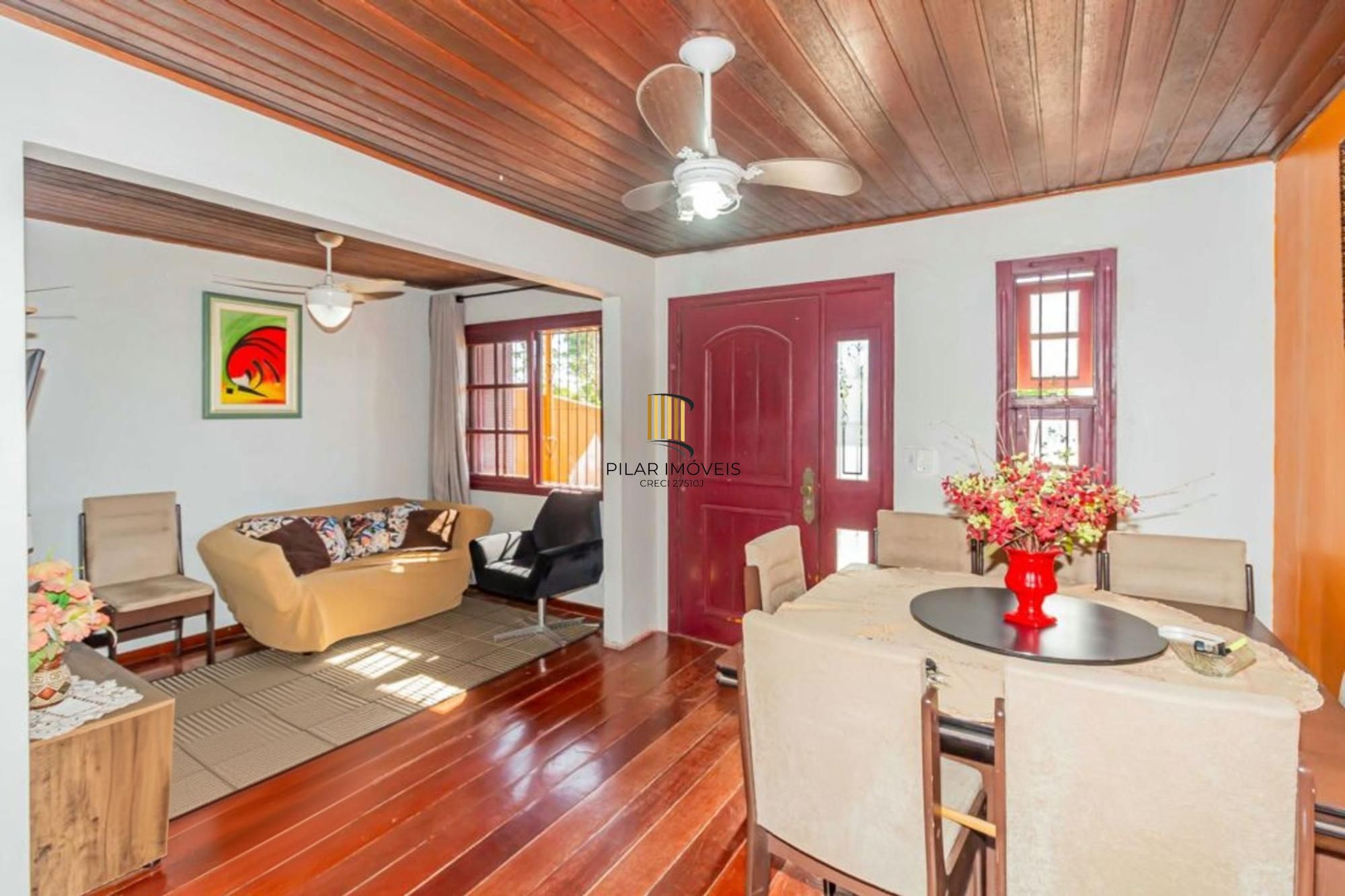 Casa com varanda fechada, 3 quartos, 2 vagas no bairro Farroupilha