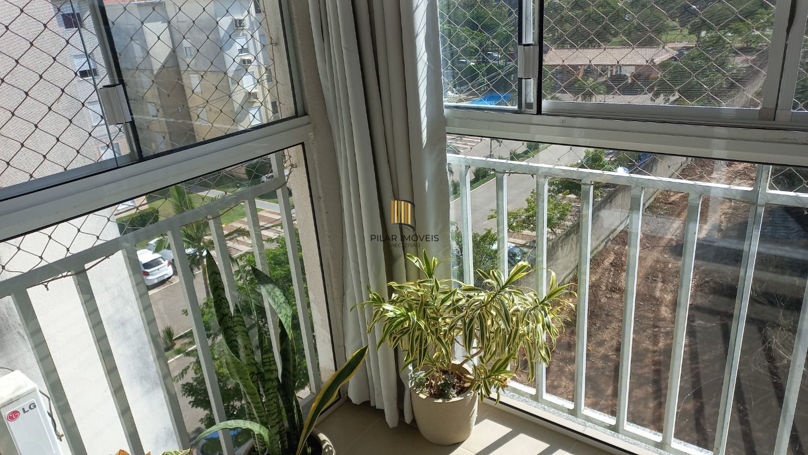 Apartamento com sacada, todo mobiliado de 3 dormitórios com suíte e 2 vagas de garagem.