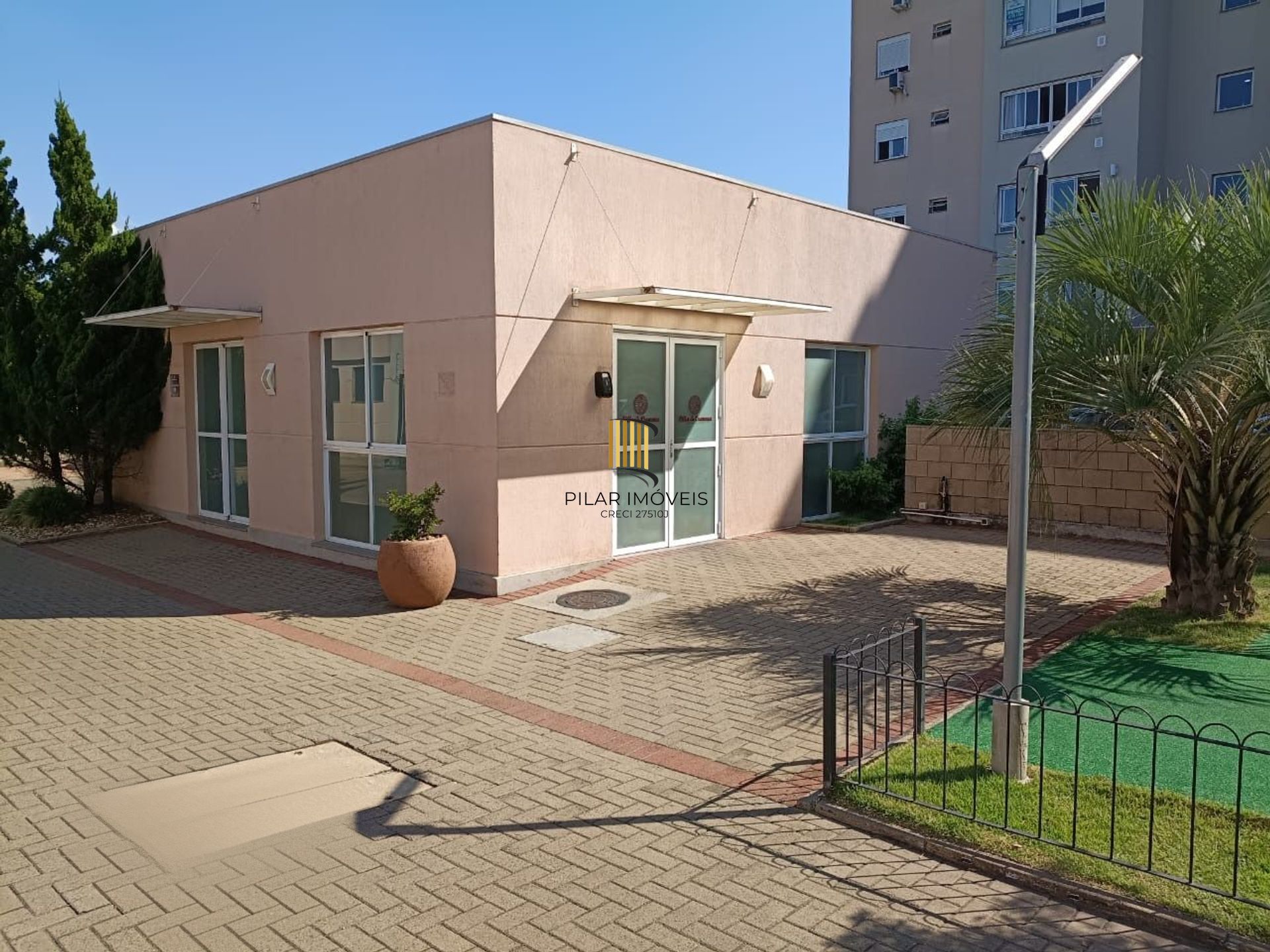 Apartamento de 2 dormitórios, elevador e 1 vaga de garagem.