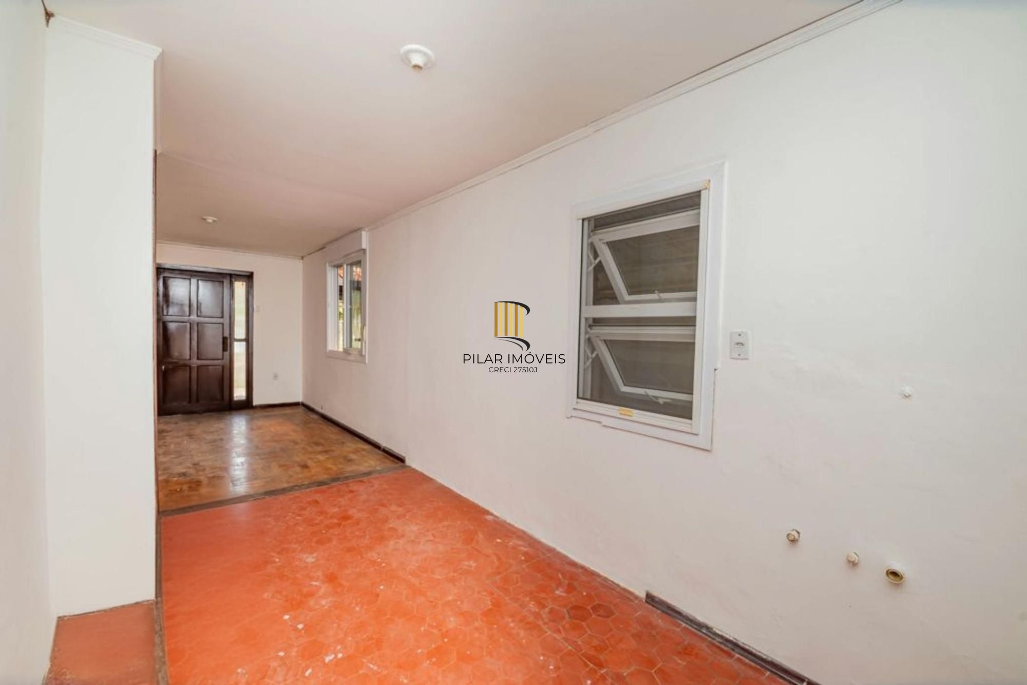 Casa de 2 dormitórios, churrasqueira, pátio, 4 vagas no bairro Ipanema