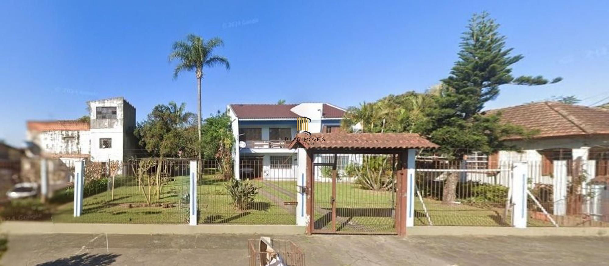 Casa com 3 dormitótrios, piscina e 2 vagas de garagem em Canoas.