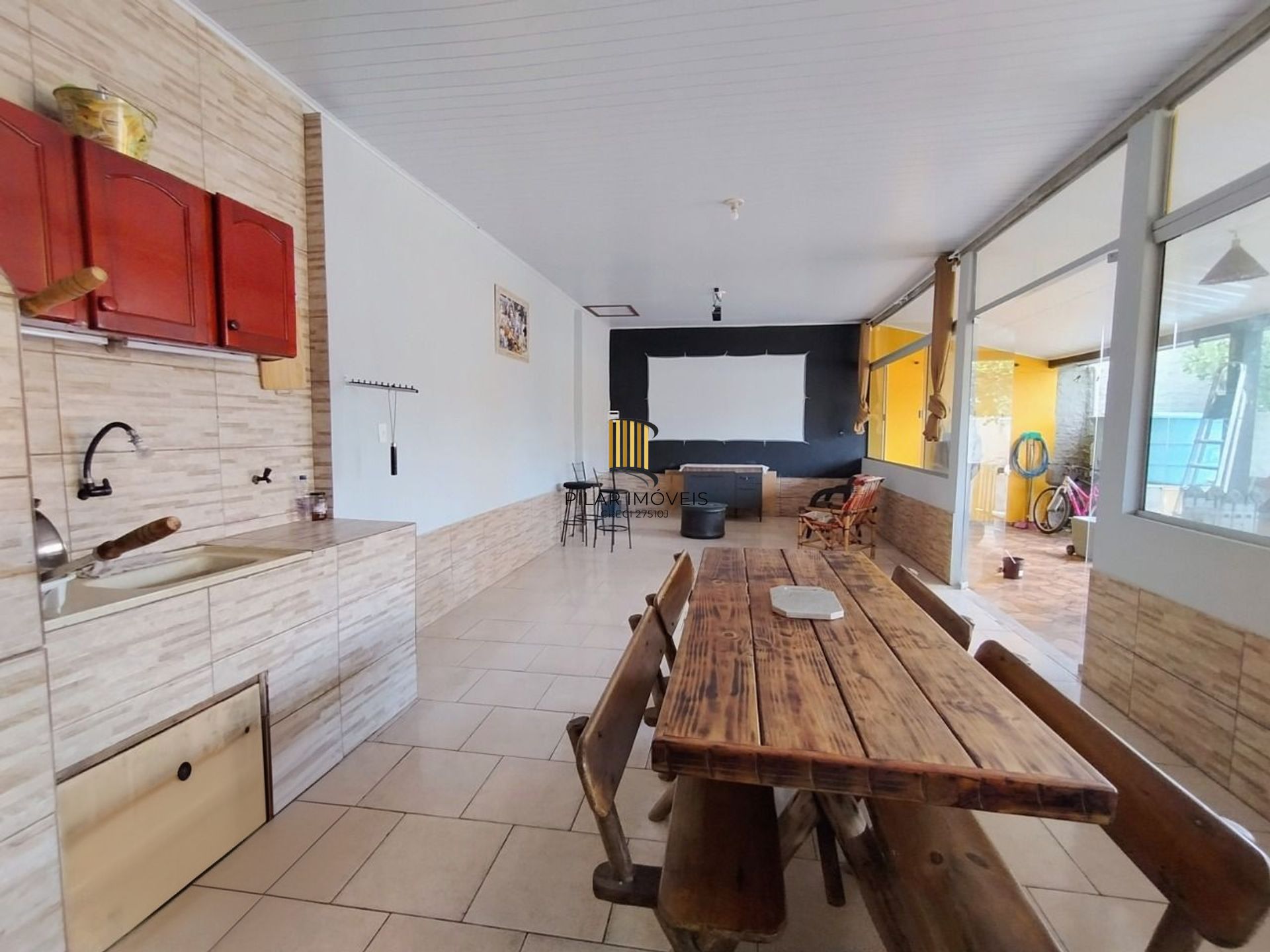 Casa de 4 dormitórios e 4 vagas de garagem em Canoas.