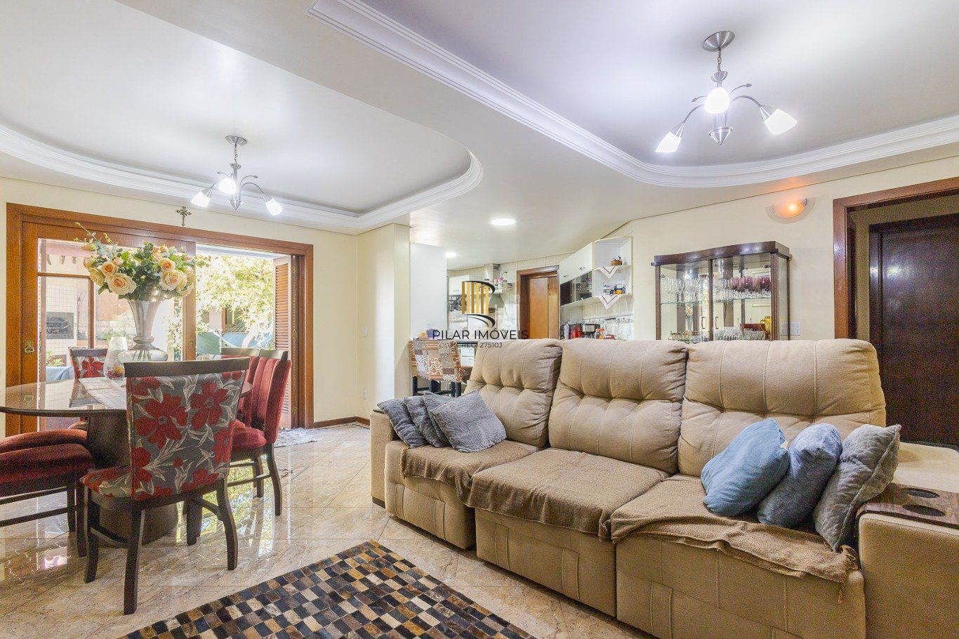 Casa de 297m² no centro de canoas, com 3 quartos, 1 suíte e 3 vagas de garagem.