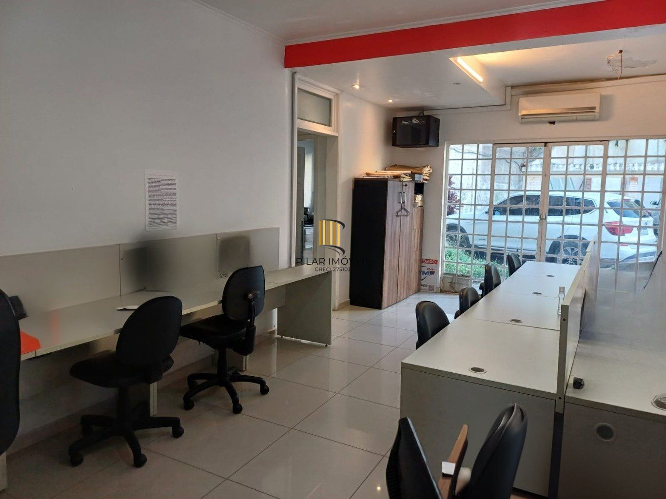 Casa com 3 quartos, 3 banheiros, 300m² e 8 vagas no Menino Deus.