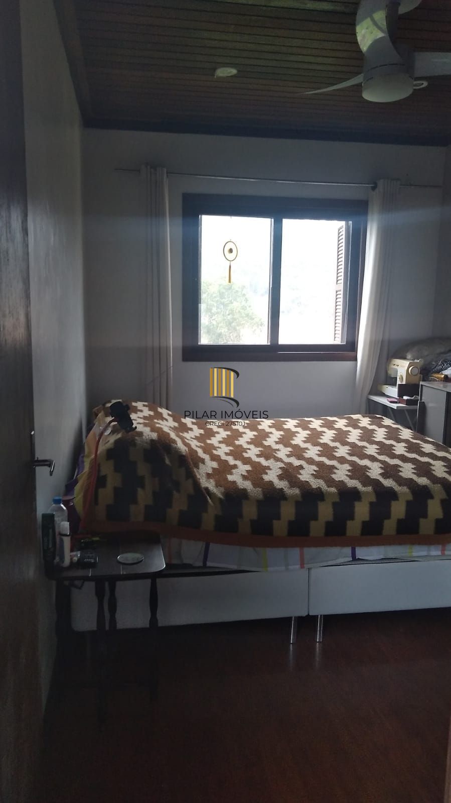 Casa de 2 quartos, churrasqueira, pátio, 2 vagas no bairro Lomba do Pinheiro