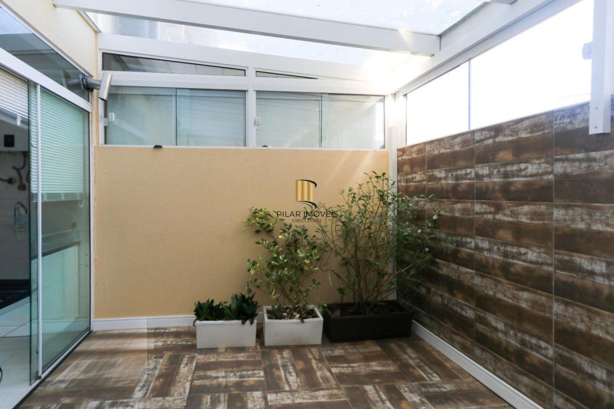 Casa em condomínio com 2 quartos e 2 vagas no bairro Marechal Rondon em Canoas.