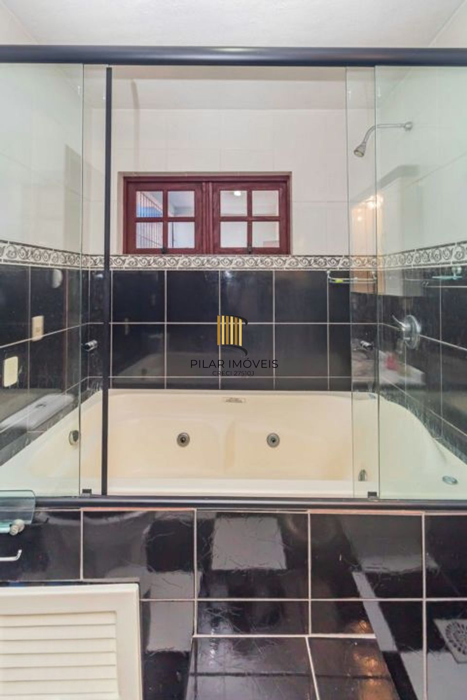 Casa com 4 quartos, 1 suíte , vaga de garagem e churrasqueira à venda em Sarandi.