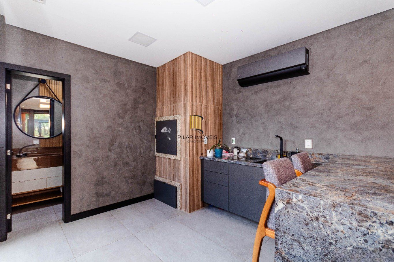Casa com 4 quartos e 4 vagas  em Canoas.