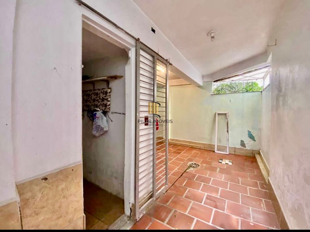 Casa com pátio 144m2 2 quartos com vaga Bairro Passo das Pedras Porto Alegre