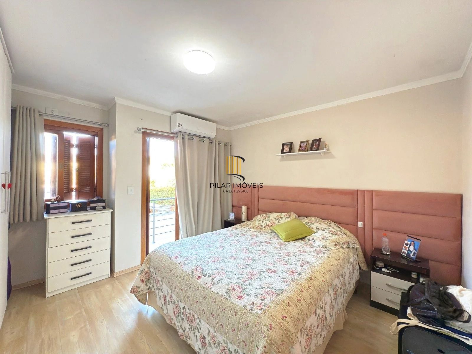 Casa com 2 quartos, 3 banheiros, pátio e churrasqueira no bairro Serraria