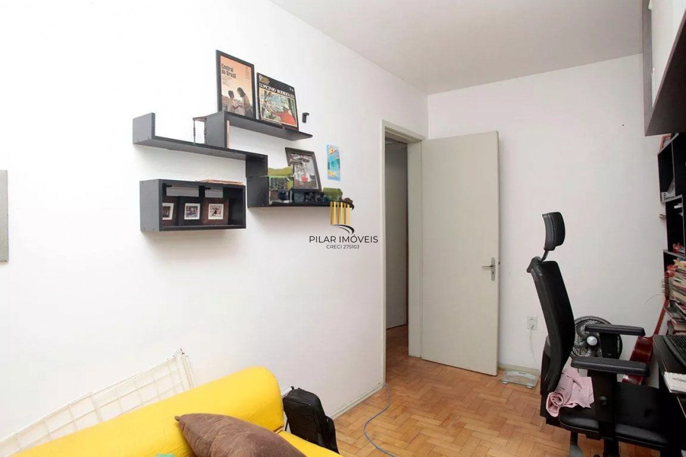 Apartamento semi mobiliado com 2 dormitórios na Sofia Veloso.