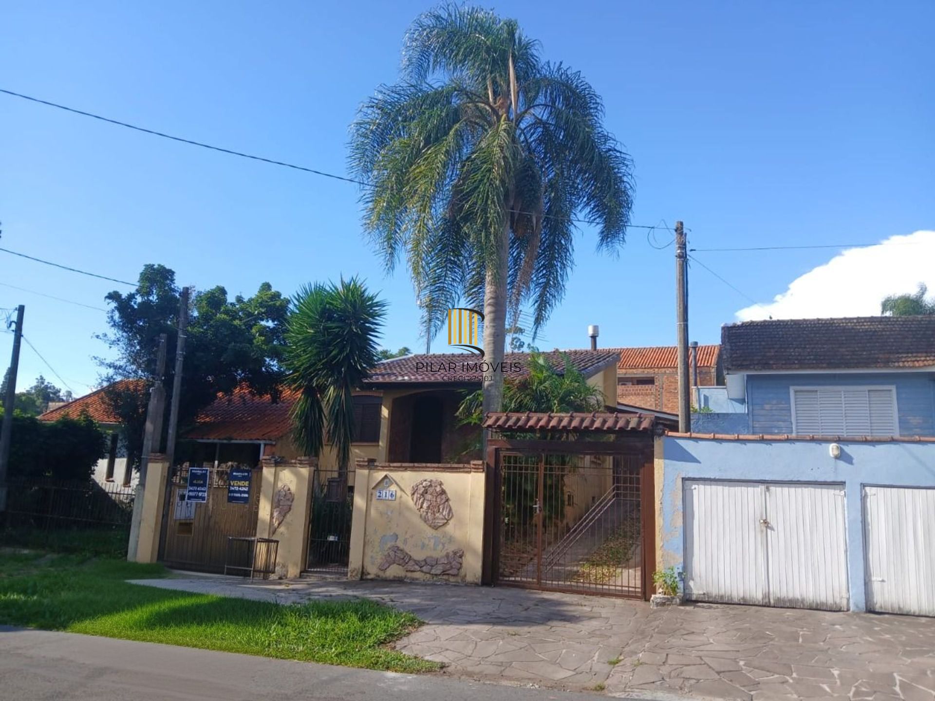 Casa de 3 dormitórios, piscina e 4 vagas de garagem em Canoas.