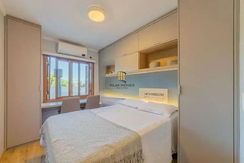 Casa em condominio, 3 domitórios, 1 suíte, lareira, churrasqueira e 2 vagas.
