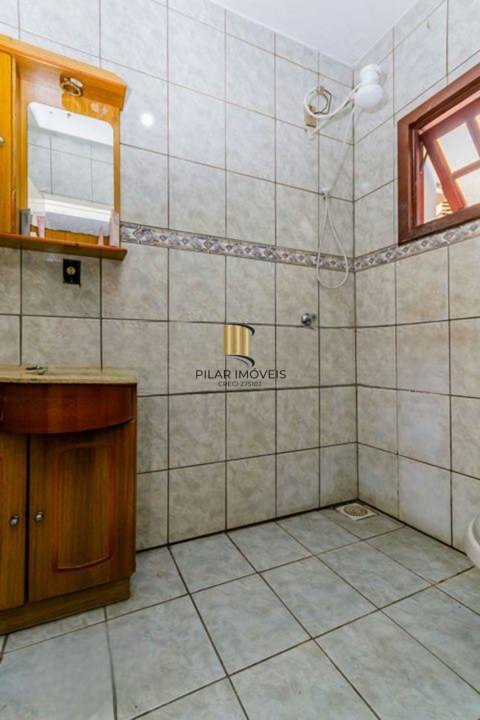 Casa com 3 dormitórios, 4 vagas e amplo pátio no Bairro Sarandí